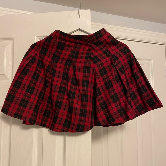 HM divided medium plaid black and red skirt - Picture 3 of 8